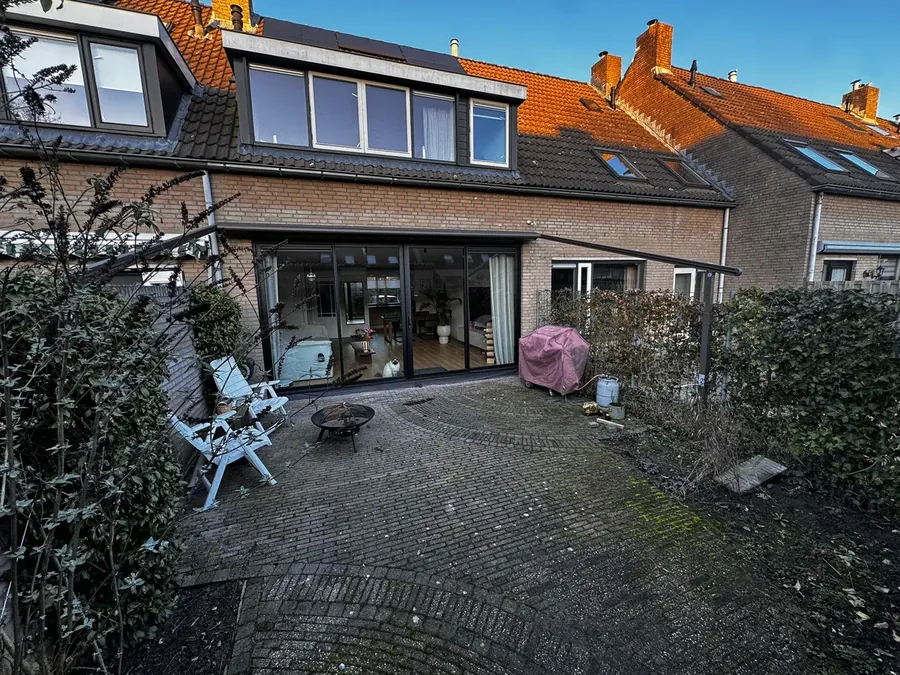 De oude tuin richting het huis, met bestrating en plantenborders