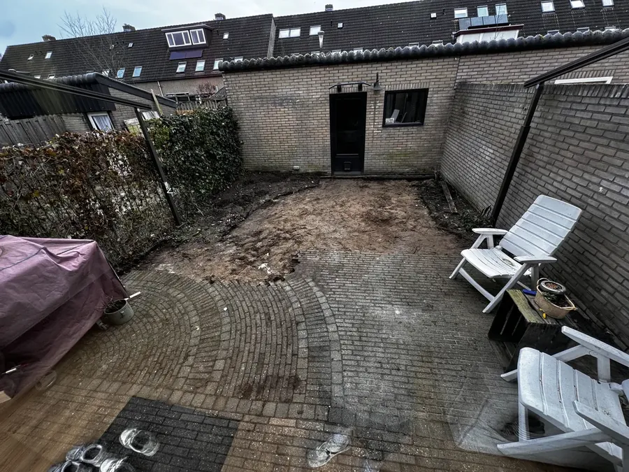 De bestrating wordt weggehaald, het zand ligt bloot