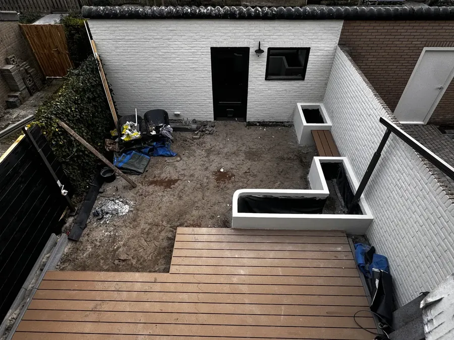 De plantenbakken wit afgewerkt, met een houten bankje ertussen, van bovenaf gezien