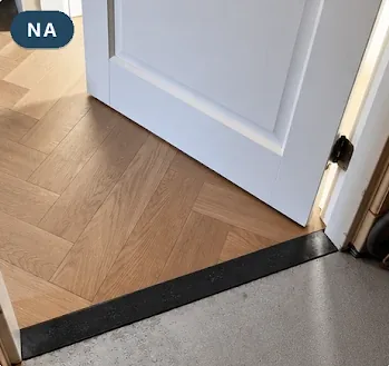 Na: een natuurstenen dorpel onder de deur, netjes afgekit