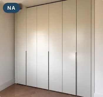 Na: de kast afgewerkt met latten in dezelfde kleur, als een inbouwkast