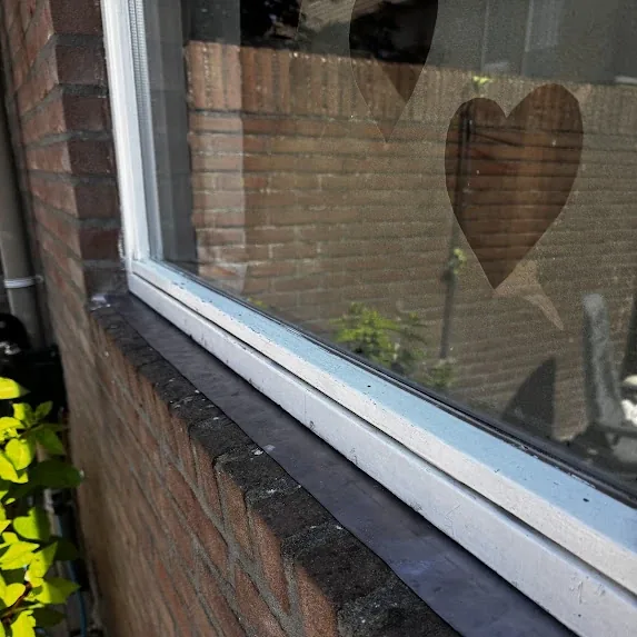 Na: een nieuwe loodslab onder het kozijn, over de waterslag
