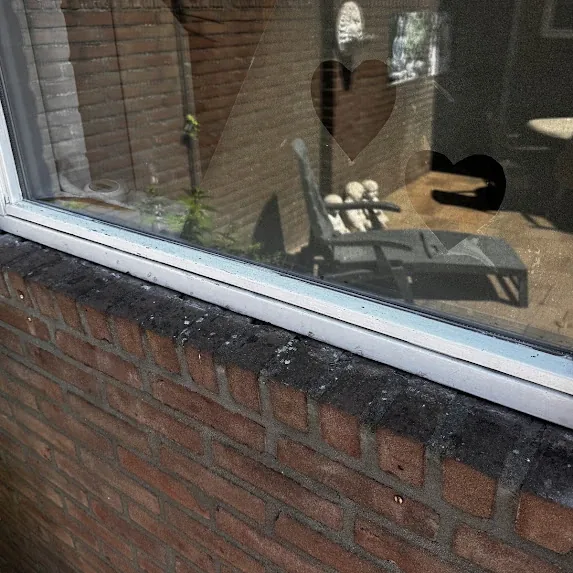Voor: een losgelaten, dichtgesmeerde naad tussen het kozijn en de gemetselde waterslag