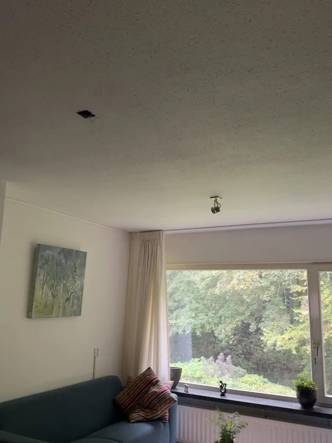 Voor: de oude spots aan het plafond; links is er al één gedemonteerd en zie je de inbouwdoos